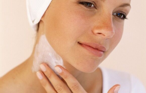 Apply cream to rejuvenate the skin of the neck and décolleté